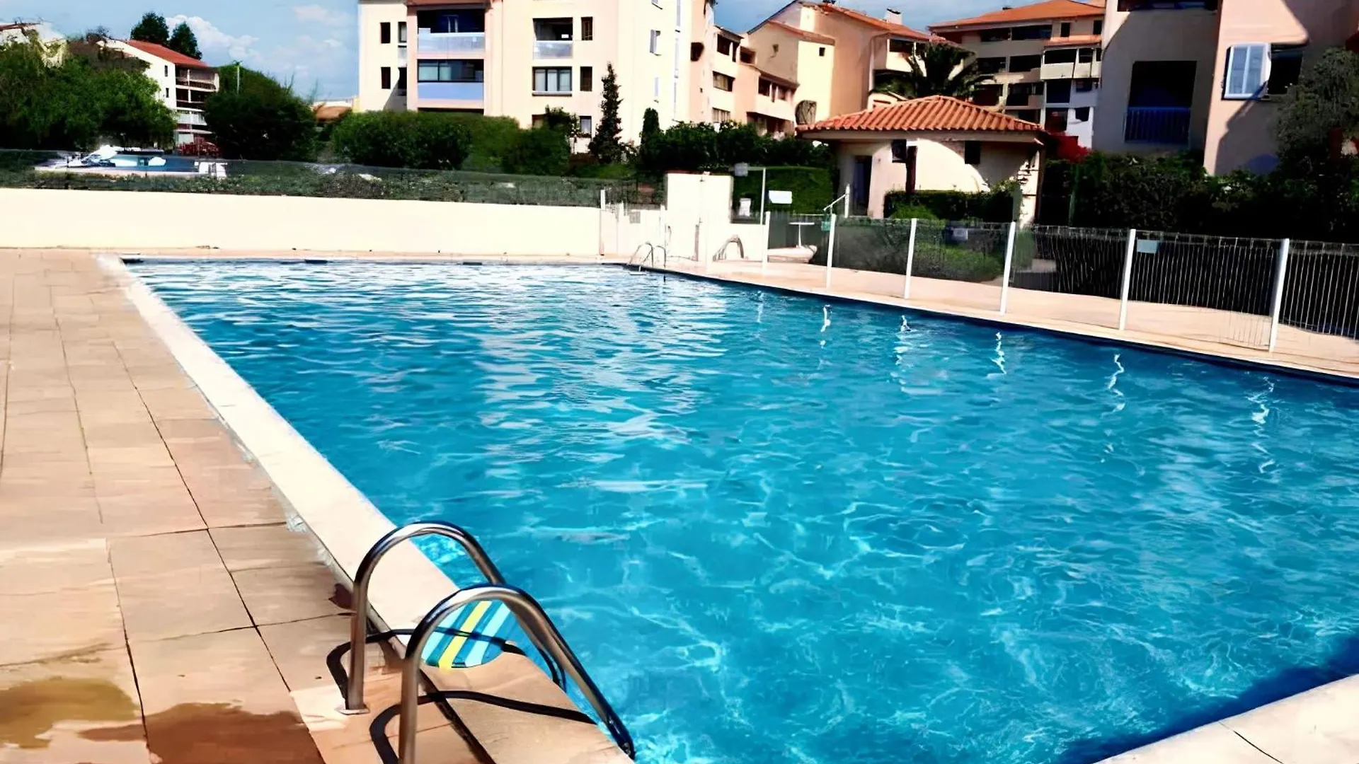 Studio Accueillant Au Coeur De Frejus 25 M² Piscine Partagee
